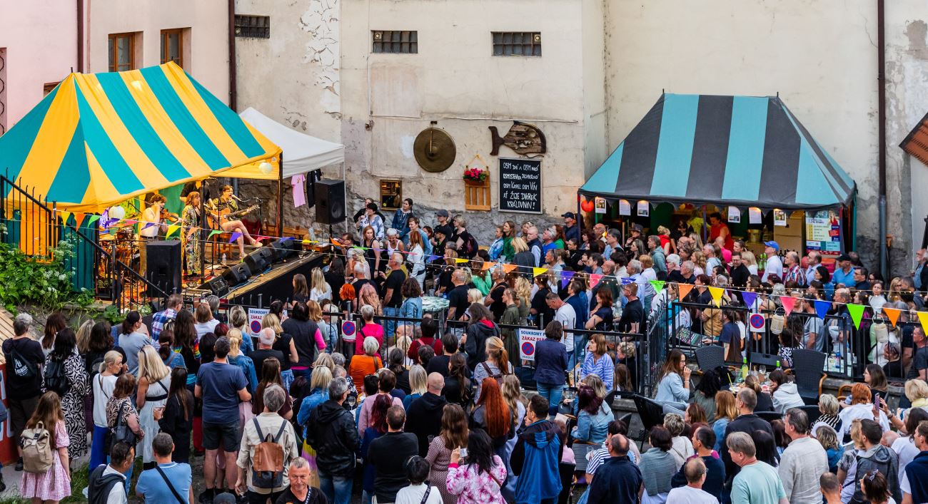 DIVADELNÍ FESTIVAL KONČÍ - HUDEBNÍ SCÉNA NA DVORKU DĚKUJE!!